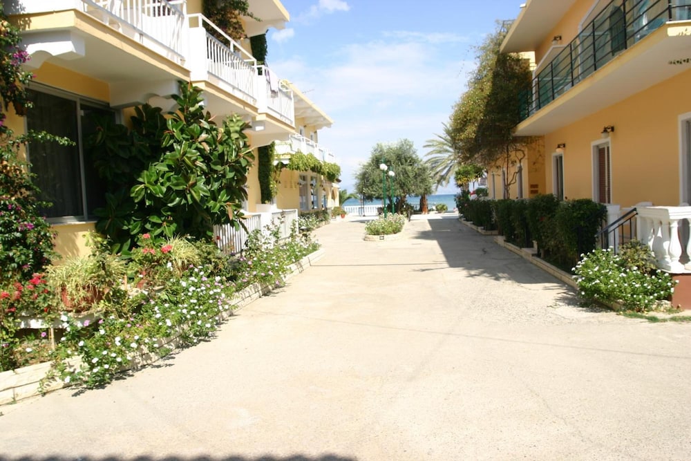 Complex Lemon Grove — Hotel building in Lefkimmi (Corfu), Ionian Islands