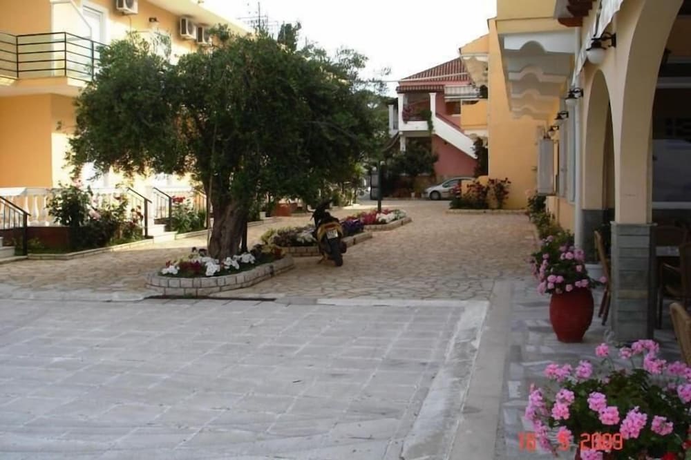 Complex Lemon Grove — Hotel building in Lefkimmi (Corfu), Ionian Islands