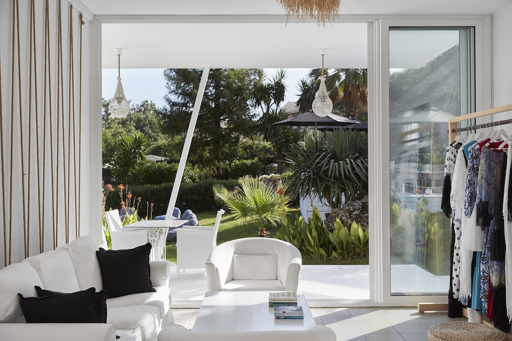 Mr and Mrs White Corfu Couples Retreat Adults Only — Hotel building in Acharavi, Ionian Islands