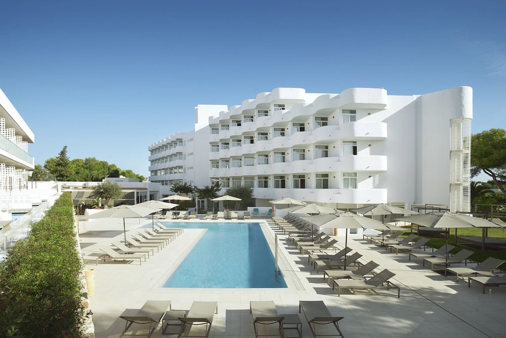 Inturotel Cala Esmeralda Beach Hotel & Spa - Adults Only — Swimming pool in Cala d´Or, Balearic Islands