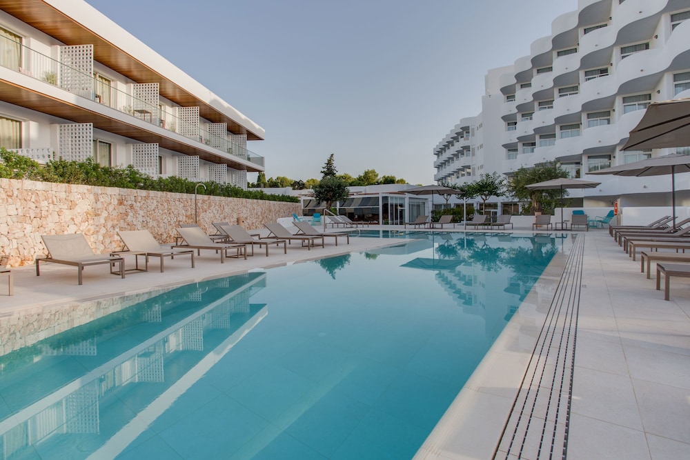 Inturotel Cala Esmeralda Beach Hotel & Spa - Adults Only — Swimming pool in Cala d´Or, Balearic Islands