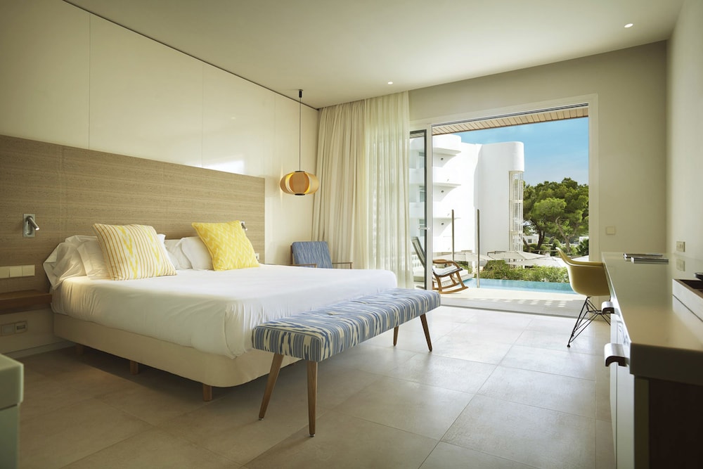 Inturotel Cala Esmeralda Beach Hotel & Spa - Adults Only — Hotel rooms in Cala d´Or, Balearic Islands