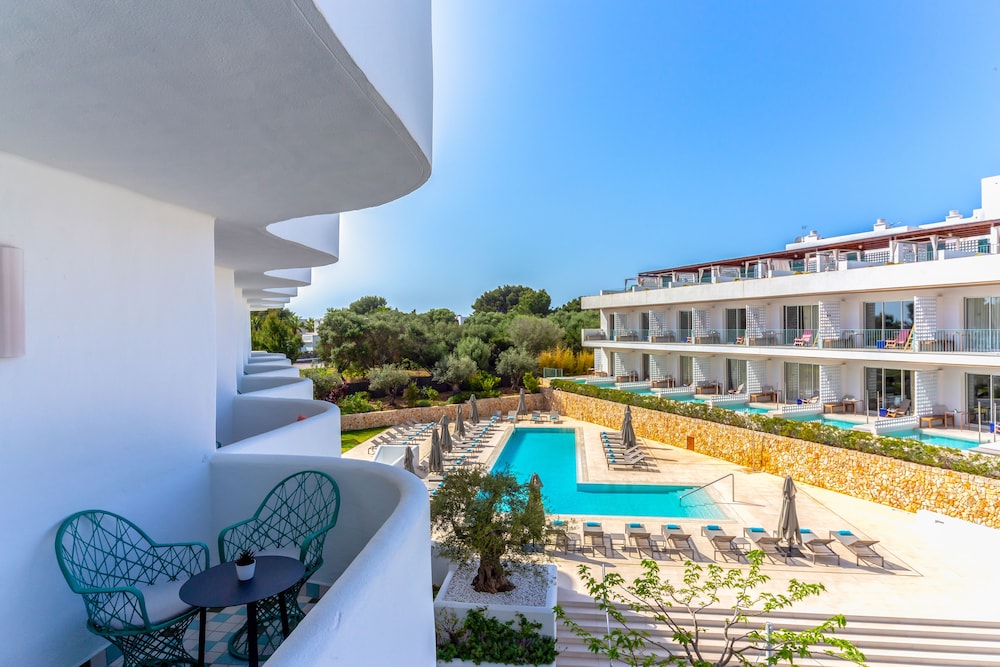 Inturotel Cala Esmeralda Beach Hotel & Spa - Adults Only — Swimming pool in Cala d´Or, Balearic Islands
