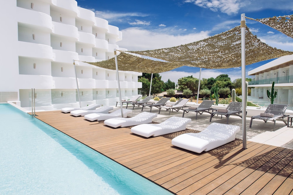 Inturotel Cala Esmeralda Beach Hotel & Spa - Adults Only — Swimming pool in Cala d´Or, Balearic Islands