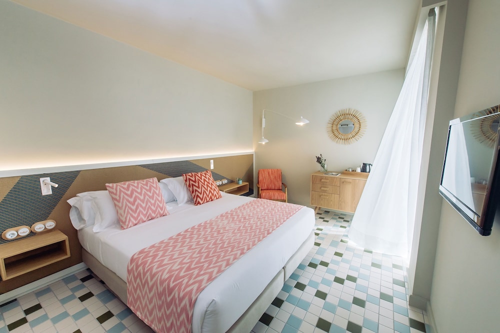 Inturotel Cala Esmeralda Beach Hotel & Spa - Adults Only — Hotel rooms in Cala d´Or, Balearic Islands