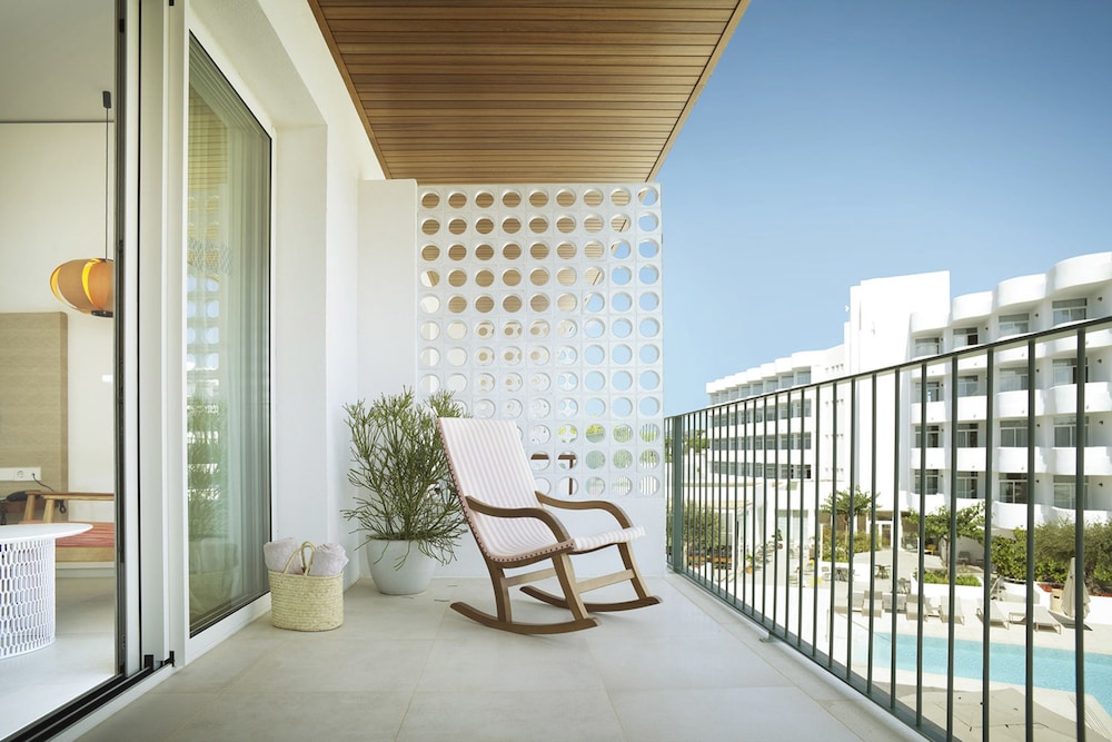 Inturotel Cala Esmeralda Beach Hotel & Spa - Adults Only — Hotel rooms in Cala d´Or, Balearic Islands