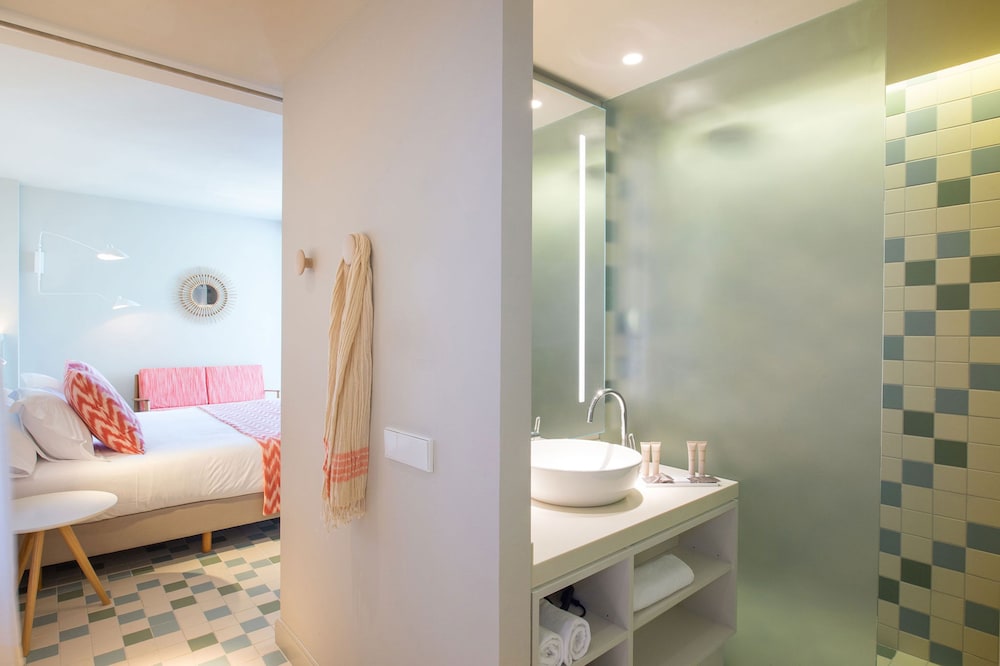 Inturotel Cala Esmeralda Beach Hotel & Spa - Adults Only — Hotel rooms in Cala d´Or, Balearic Islands