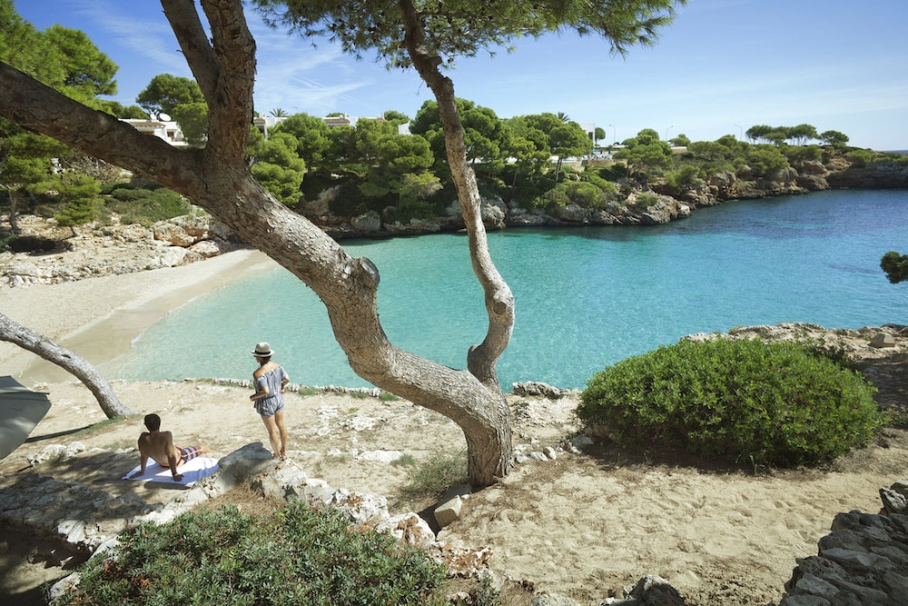 Inturotel Cala Esmeralda Beach Hotel & Spa - Adults Only — Beach in Cala d´Or, Balearic Islands