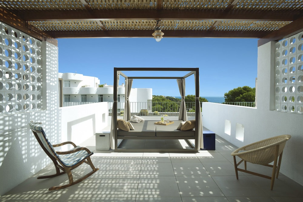 Inturotel Cala Esmeralda Beach Hotel & Spa - Adults Only — Hotel building in Cala d´Or, Balearic Islands