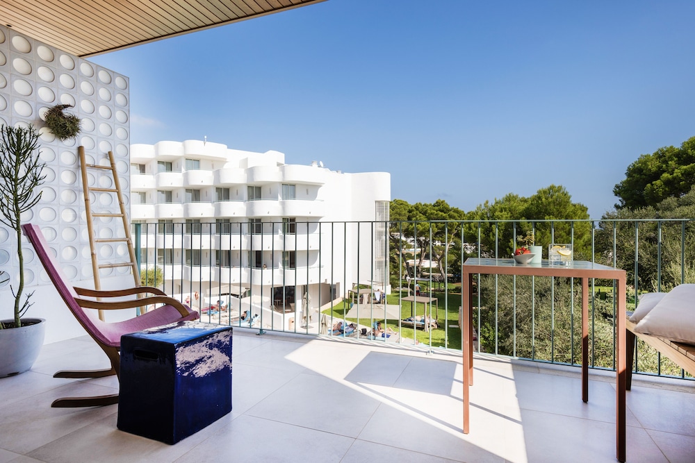 Inturotel Cala Esmeralda Beach Hotel & Spa - Adults Only — Hotel building in Cala d´Or, Balearic Islands