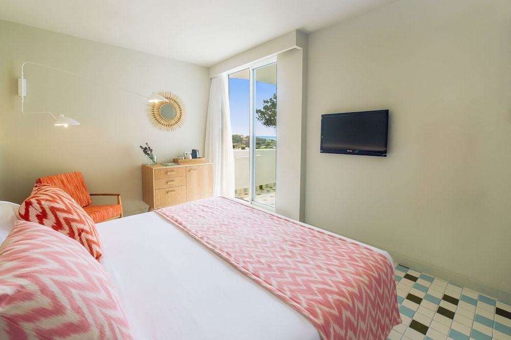 Inturotel Cala Esmeralda Beach Hotel & Spa - Adults Only — Hotel rooms in Cala d´Or, Balearic Islands