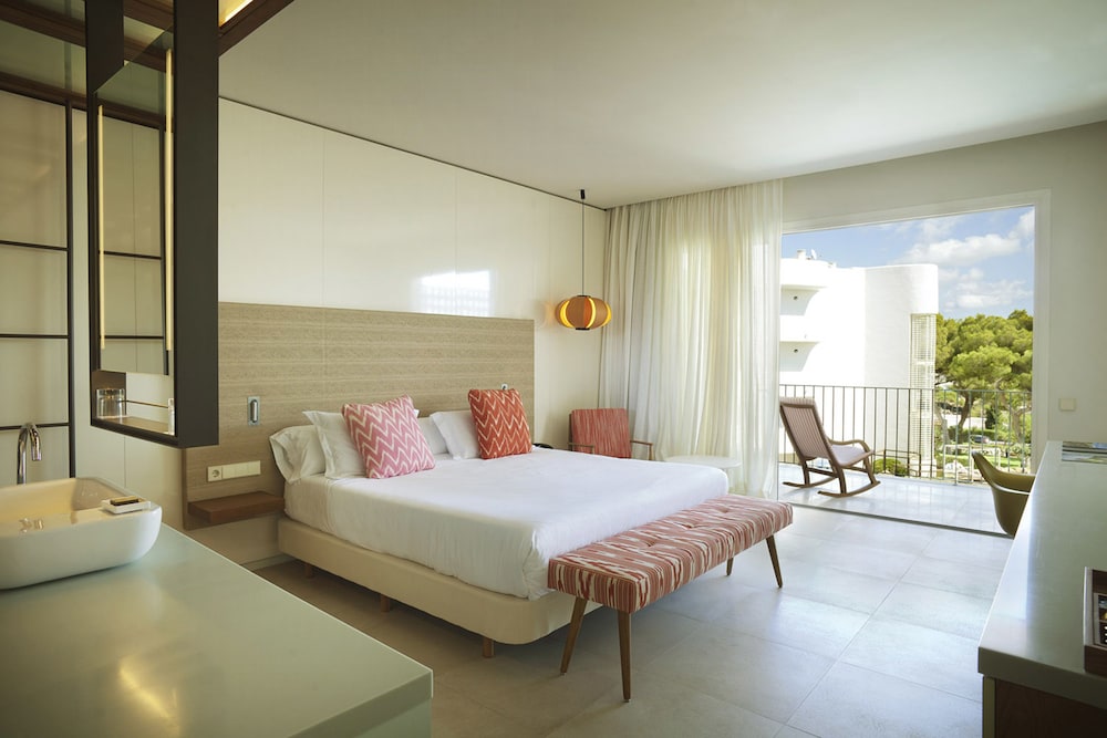 Inturotel Cala Esmeralda Beach Hotel & Spa - Adults Only — Hotel rooms in Cala d´Or, Balearic Islands