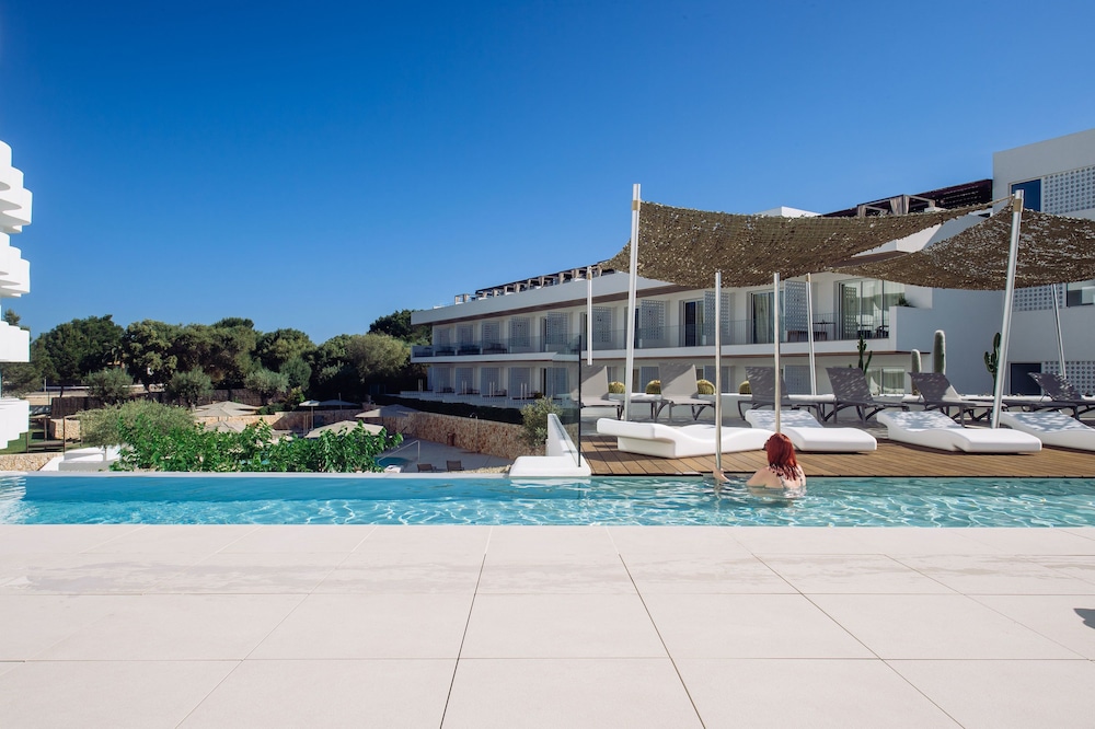 Inturotel Cala Esmeralda Beach Hotel & Spa - Adults Only — Swimming pool in Cala d´Or, Balearic Islands