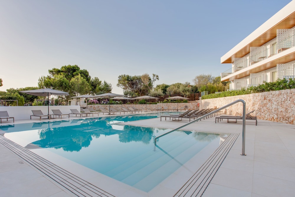 Inturotel Cala Esmeralda Beach Hotel & Spa - Adults Only — Swimming pool in Cala d´Or, Balearic Islands