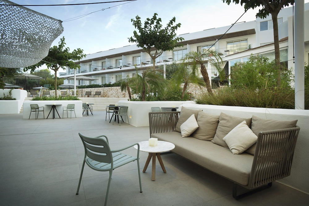 Inturotel Cala Esmeralda Beach Hotel & Spa - Adults Only — Hotel building in Cala d´Or, Balearic Islands