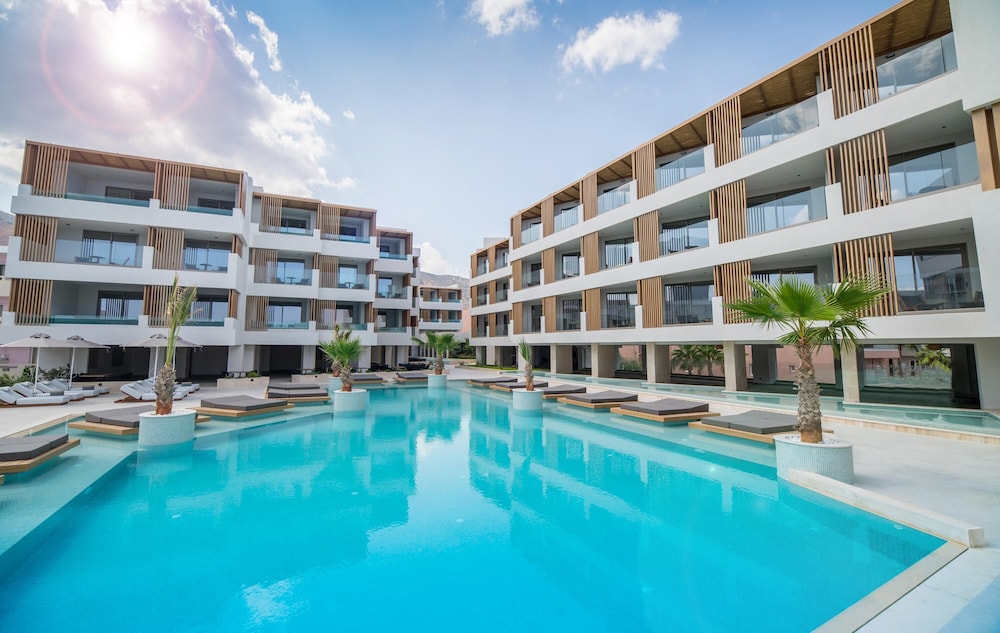 Akasha Beach Hotel & Spa — Swimming pool in Hersonissos