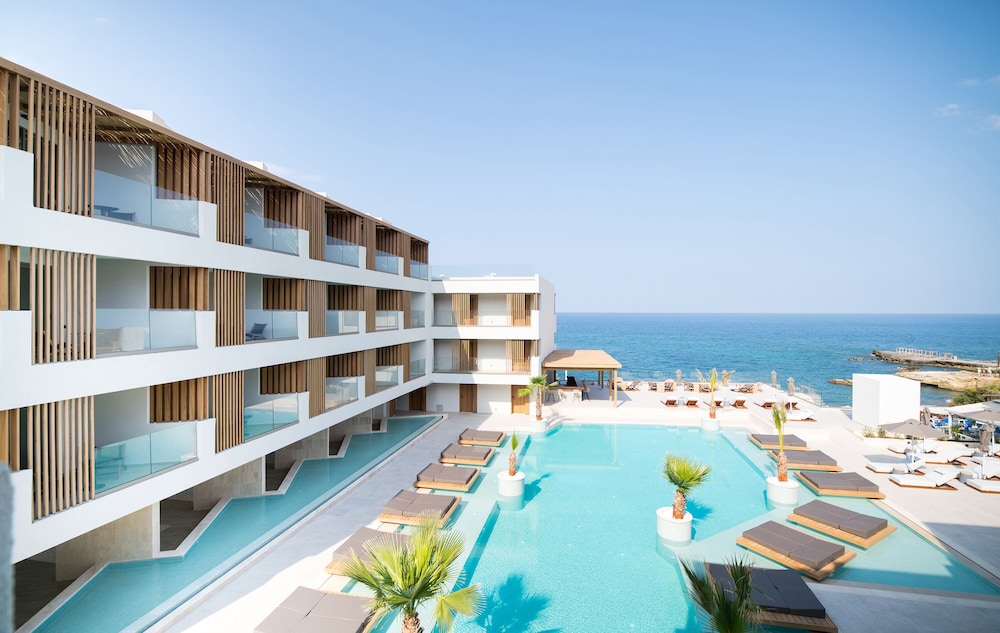 Akasha Beach Hotel & Spa — Swimming pool in Hersonissos