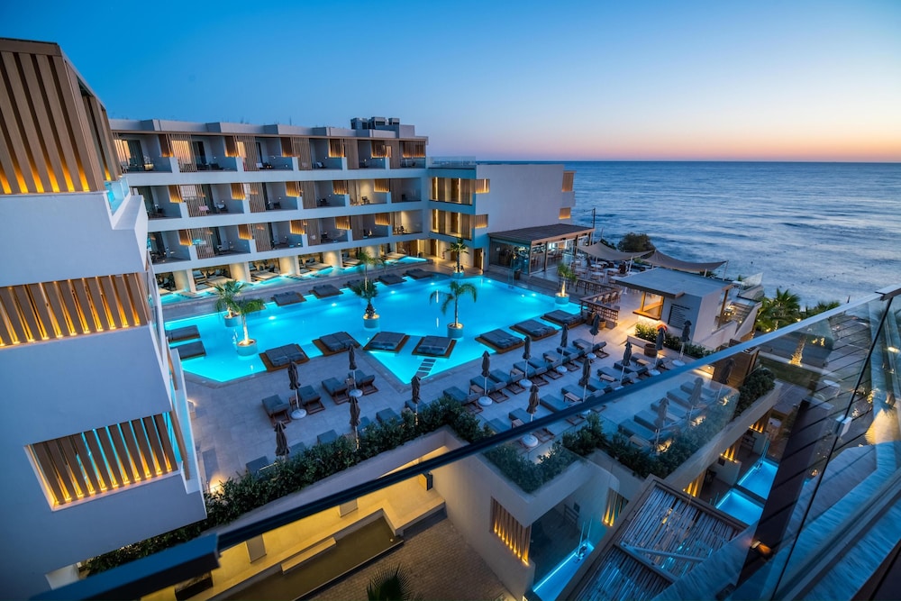 Akasha Beach Hotel & Spa — Swimming pool in Hersonissos