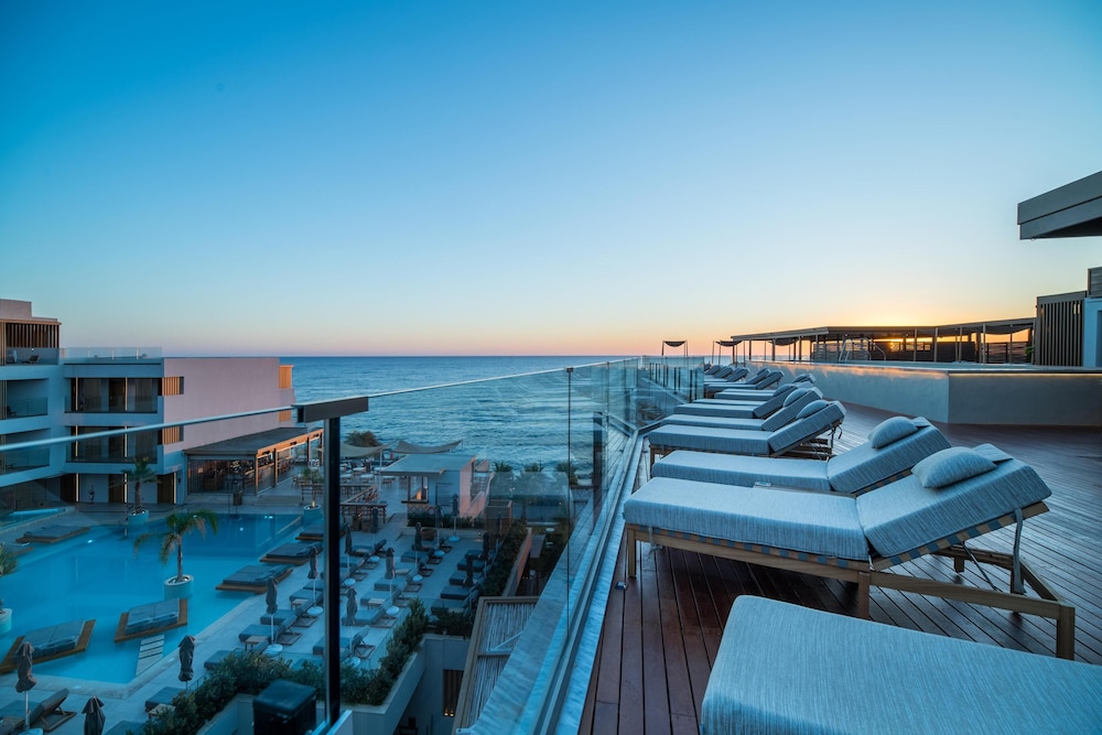 Akasha Beach Hotel & Spa — Swimming pool in Hersonissos