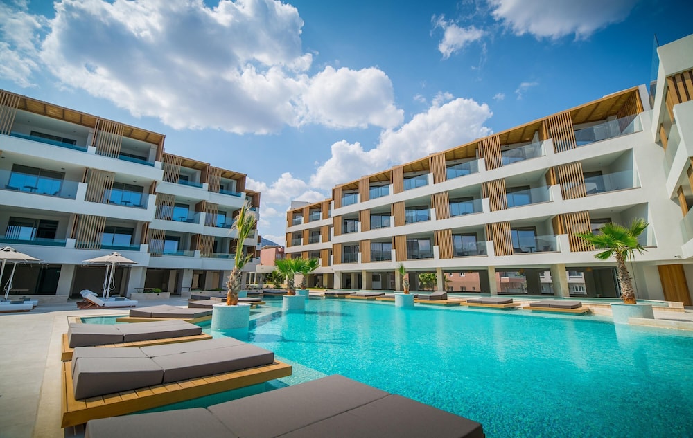 Akasha Beach Hotel & Spa — Swimming pool in Hersonissos