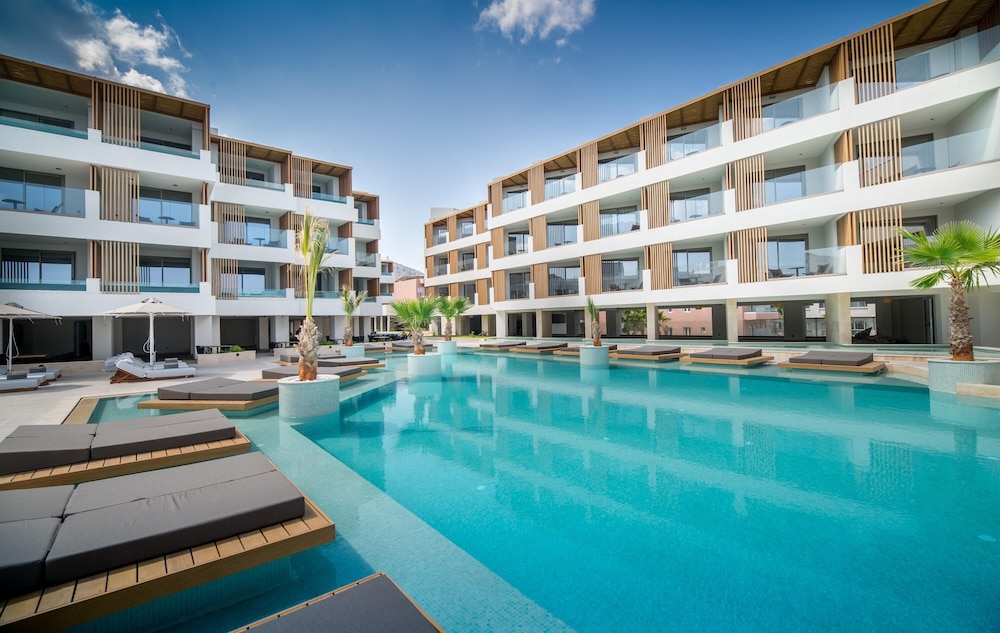 Akasha Beach Hotel & Spa — Swimming pool in Hersonissos