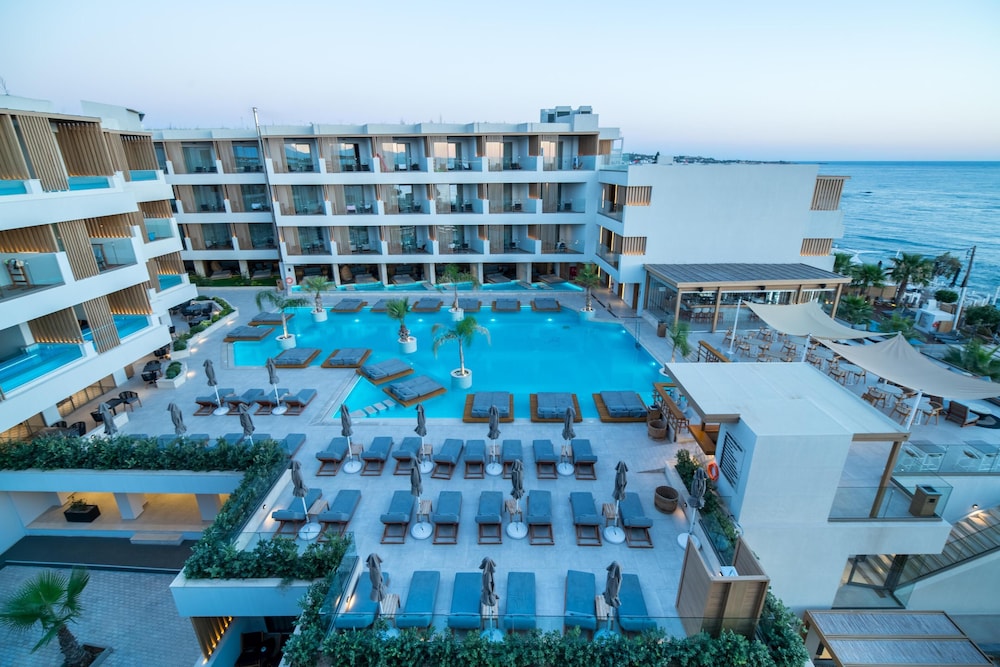 Akasha Beach Hotel & Spa — Swimming pool in Hersonissos