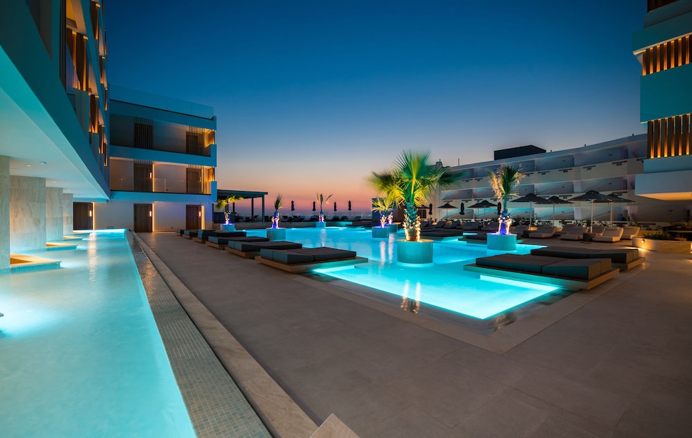 Akasha Beach Hotel & Spa — Swimming pool in Hersonissos