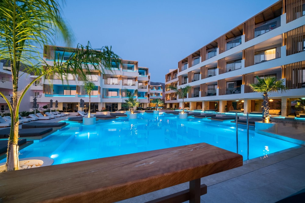 Akasha Beach Hotel & Spa — Swimming pool in Hersonissos