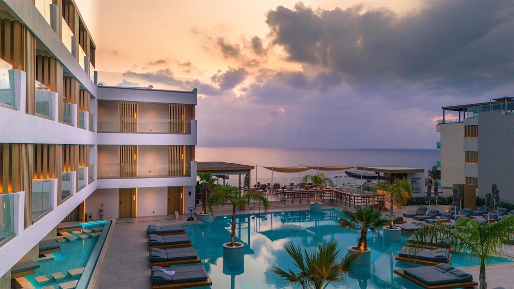 Akasha Beach Hotel & Spa — Swimming pool in Hersonissos