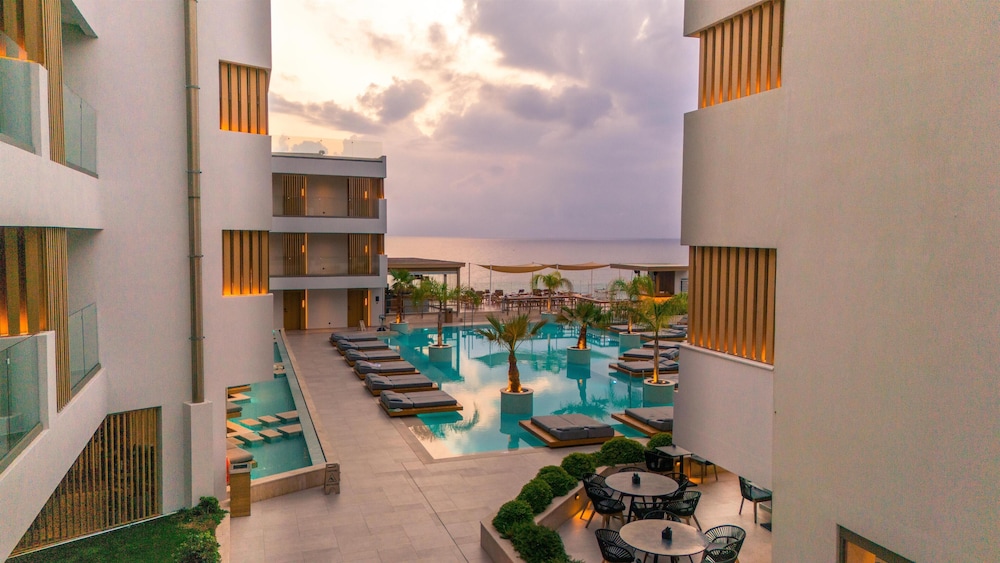 Akasha Beach Hotel & Spa — Swimming pool in Hersonissos