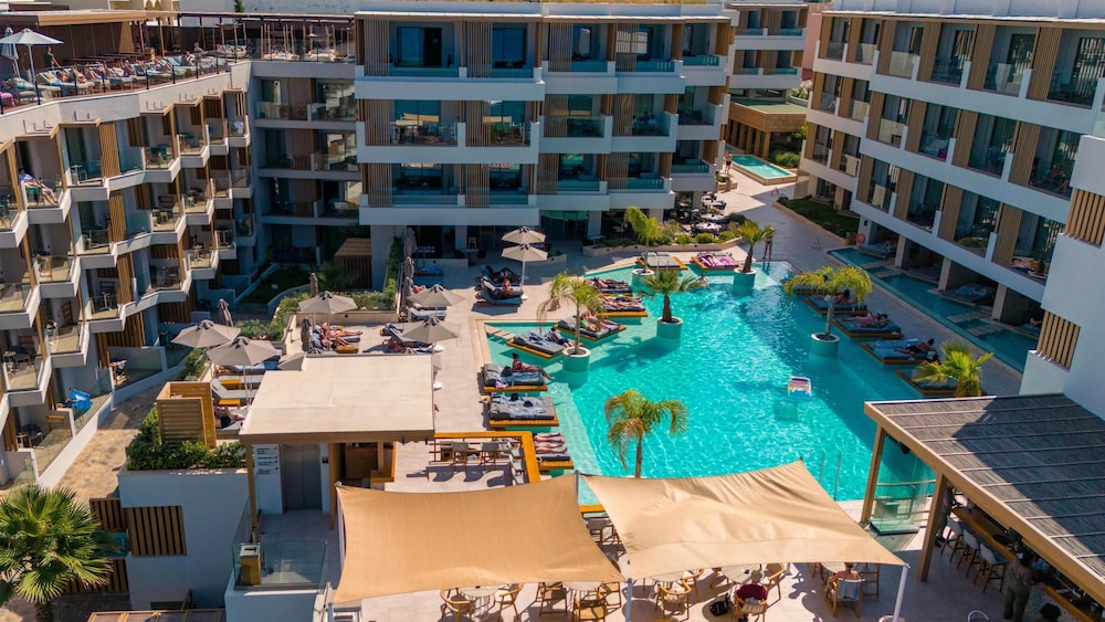Akasha Beach Hotel & Spa — Swimming pool in Hersonissos