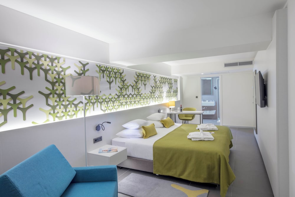 Bluesun Hotel Berulia — Hotel rooms in Brela, Split-Dalmatia