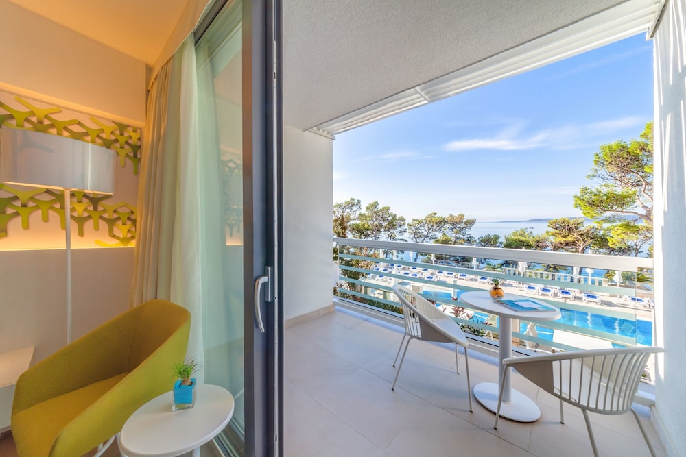 Bluesun Hotel Berulia — Hotel rooms in Brela, Split-Dalmatia