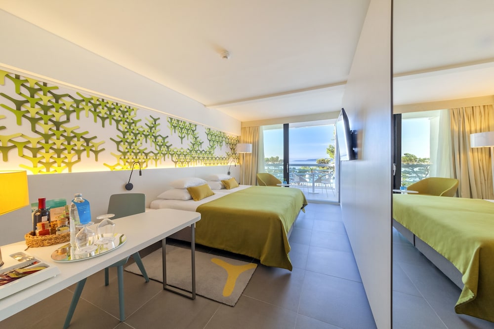 Bluesun Hotel Berulia — Hotel rooms in Brela, Split-Dalmatia