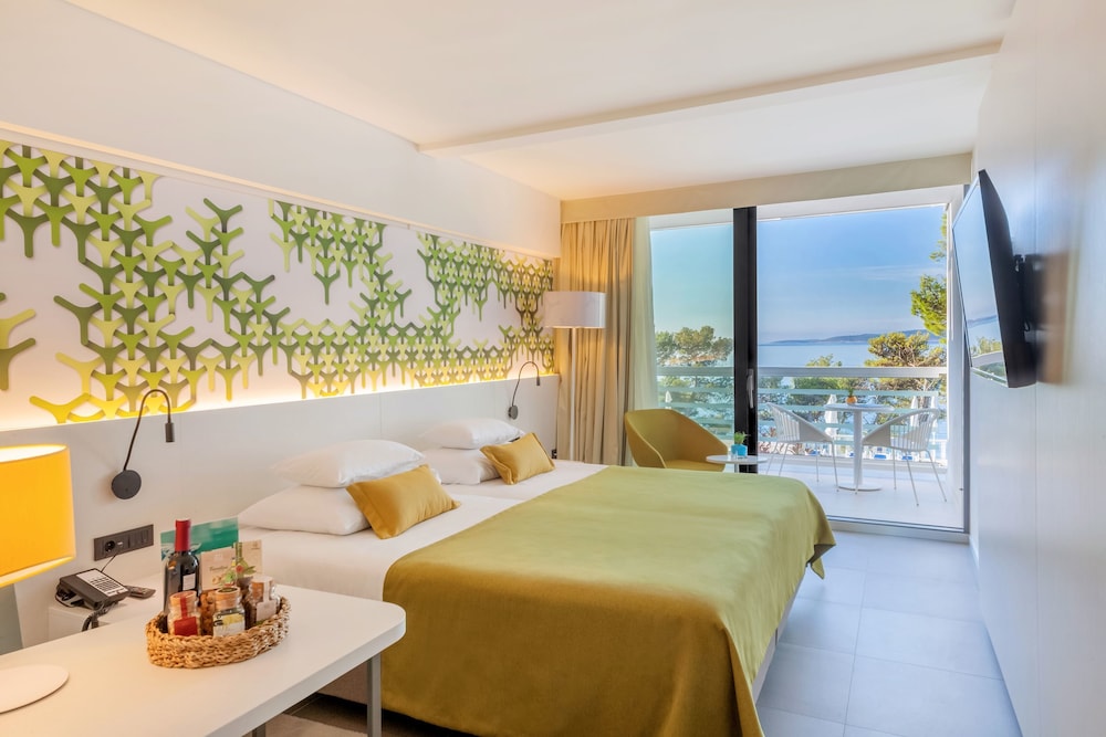 Bluesun Hotel Berulia — Hotel rooms in Brela, Split-Dalmatia