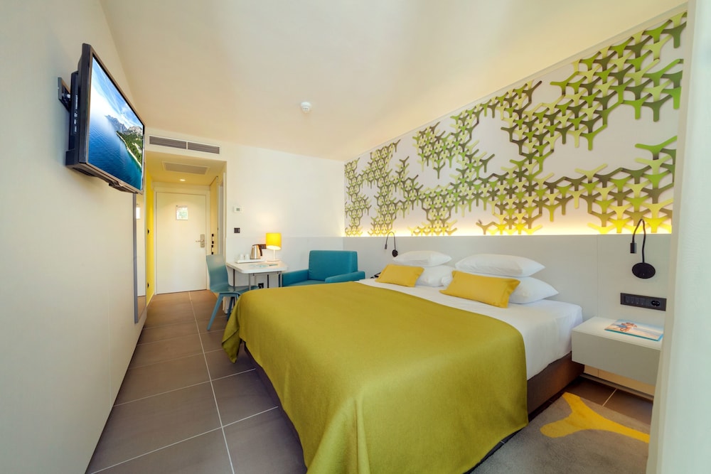 Bluesun Hotel Berulia — Hotel rooms in Brela, Split-Dalmatia