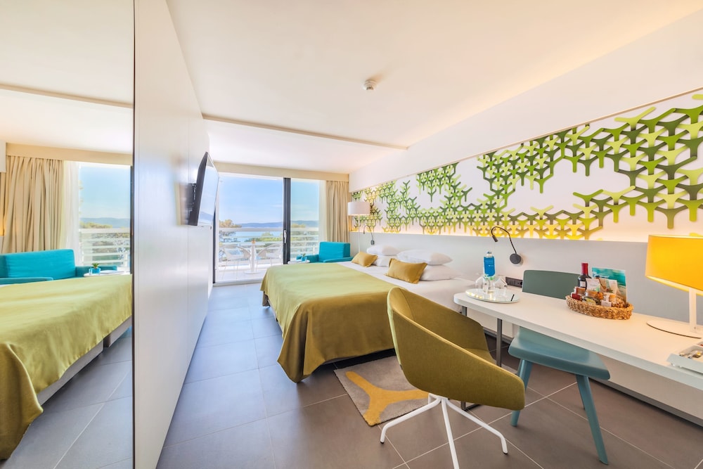 Bluesun Hotel Berulia — Hotel rooms in Brela, Split-Dalmatia