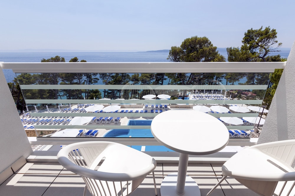 Bluesun Hotel Berulia — Swimming pool in Brela, Split-Dalmatia