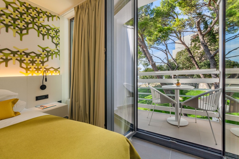 Bluesun Hotel Berulia — Hotel rooms in Brela, Split-Dalmatia
