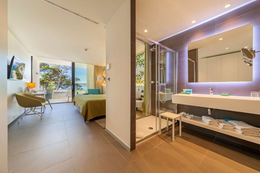 Bluesun Hotel Berulia — Hotel rooms in Brela, Split-Dalmatia