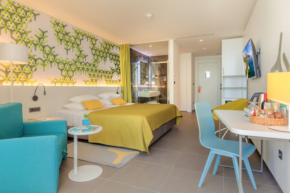 Bluesun Hotel Berulia — Hotel rooms in Brela, Split-Dalmatia