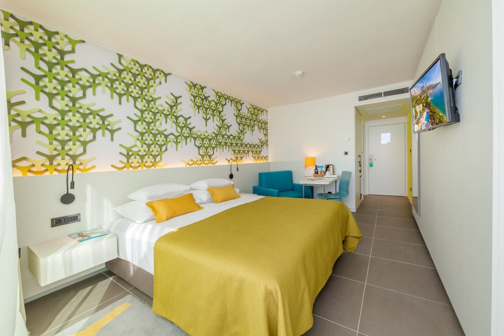 Bluesun Hotel Berulia — Hotel rooms in Brela, Split-Dalmatia