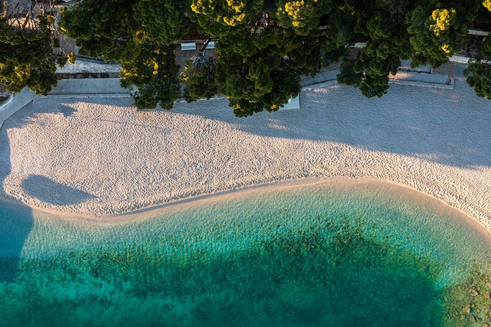 Bluesun Hotel Berulia — Beach in Brela, Split-Dalmatia