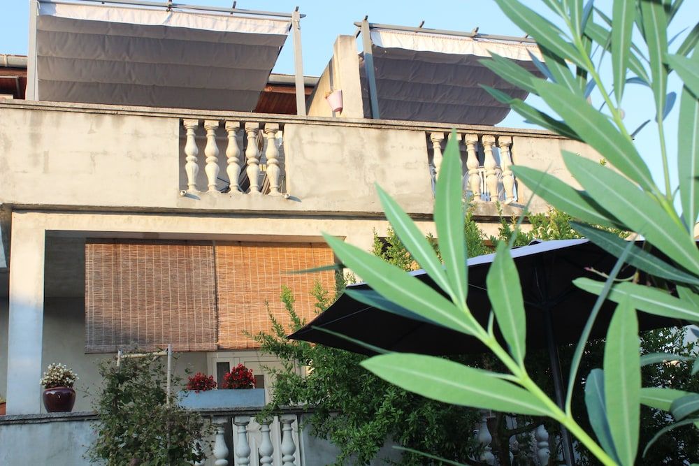 Apartments and Room Thea