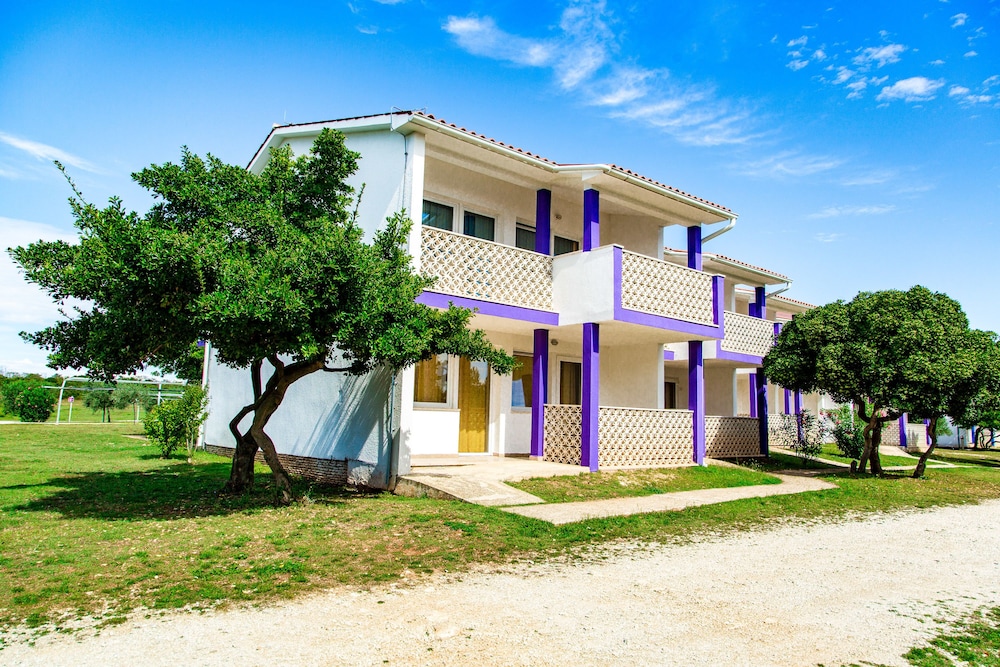 Apartments Kazela — Hotel building in Medulin, Istria