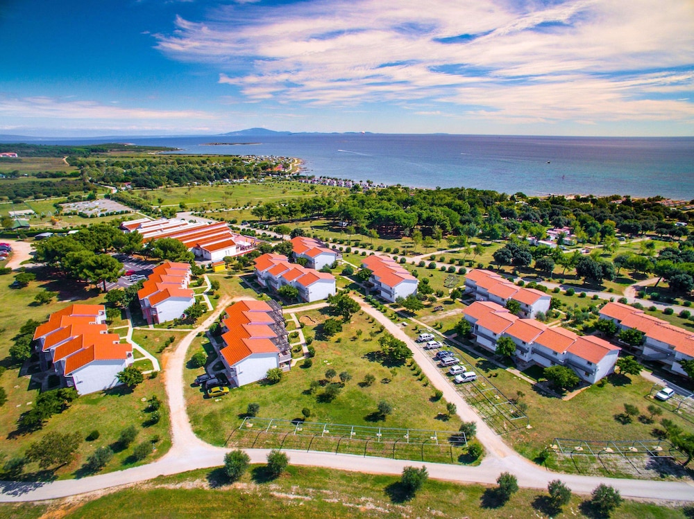Apartments Kazela — Hotel building in Medulin, Istria