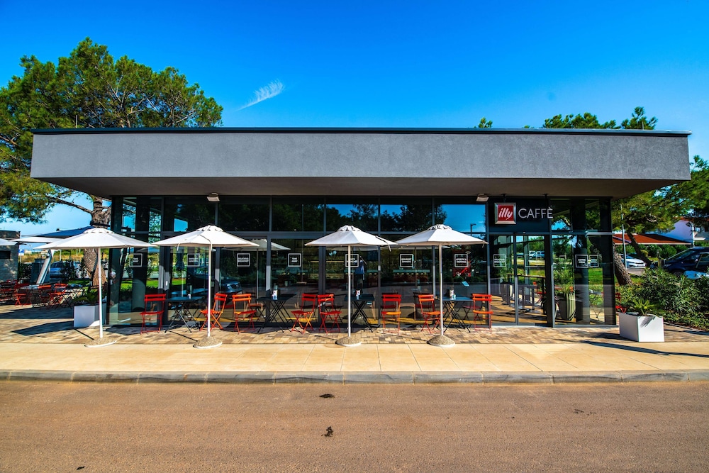 Apartments Kazela — Restaurant & bars in Medulin, Istria