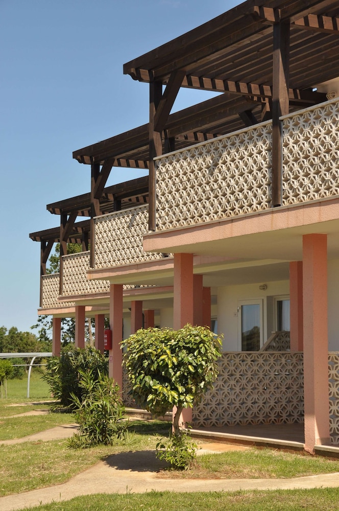 Apartments Kazela — Hotel building in Medulin, Istria