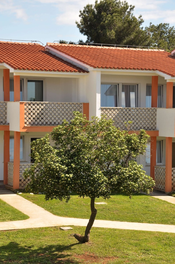 Apartments Kazela — Hotel building in Medulin, Istria