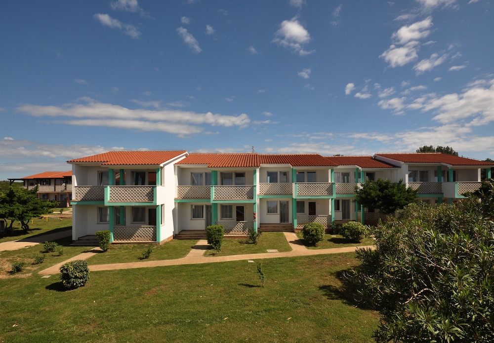 Apartments Kazela — Hotel building in Medulin, Istria